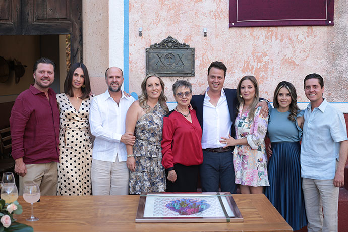 Javier Serrano, Luciana Villagordoa, Juan A. Serrano, Nuri Carreón, Matilde Lomelín, Santiago Serrano, Karla Celis, Mariana Ortuño y Eugenio Serran