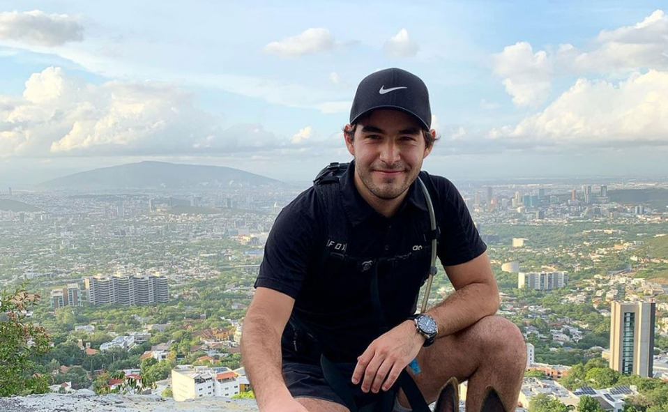 Adrián González: “Siempre me llevo mi jabón y shampoo que me gusta y cepillo de dientes, todo lo básico. Cargador de celular, y muchos calzones".