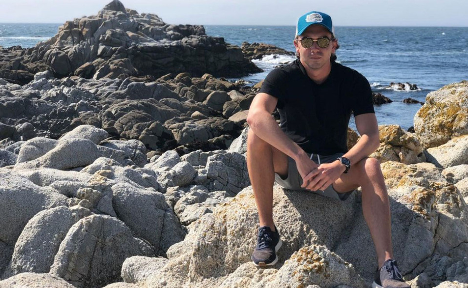 Ale Garza: “Kit de correr, tennis Brooks, Garmin y AirPods; lentes de sol Mykita, mi loción Creed Himalaya y siempre un traje de baño por si acaso".
