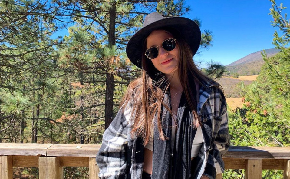 Ángela Smeke: “Si es a la playa, lentes de sol, tanning oil y un libro. Otro destino, lentes de sol, audífonos, una cámara y mi iPhone”.