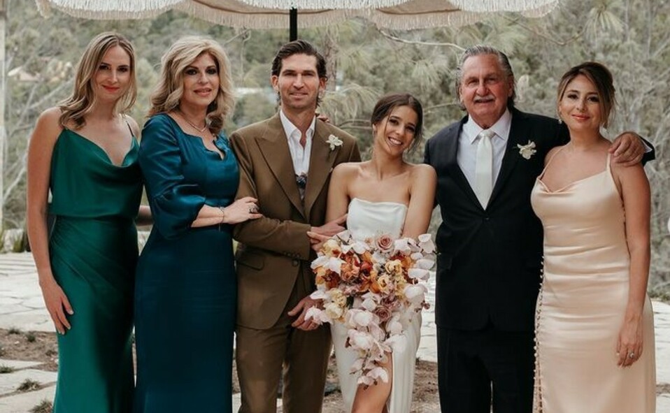 Los ahora esposos junto a la familia Junco Patrón. FOTO: STAFF CHIC