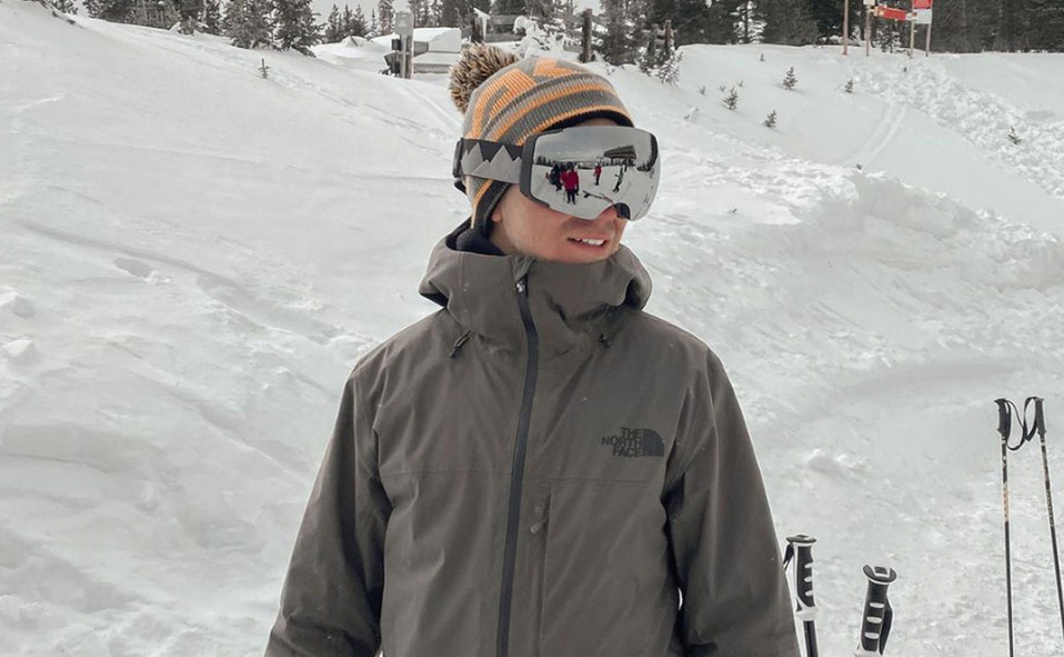 Jorge Quintanilla: “Un libro, AirPods Pro; y una cámara que puede ser la GoPro o el dron”.