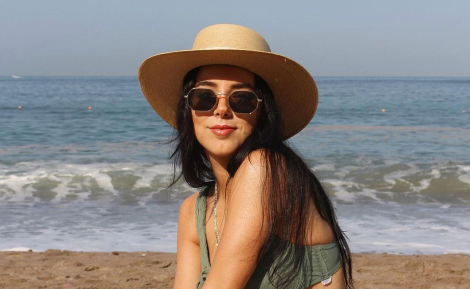 Monserrat Alvarez: “Sombrero @tuluminati.mx, accesorios/Joyeria @chilemieljewelry y bronceador Bali Body”.