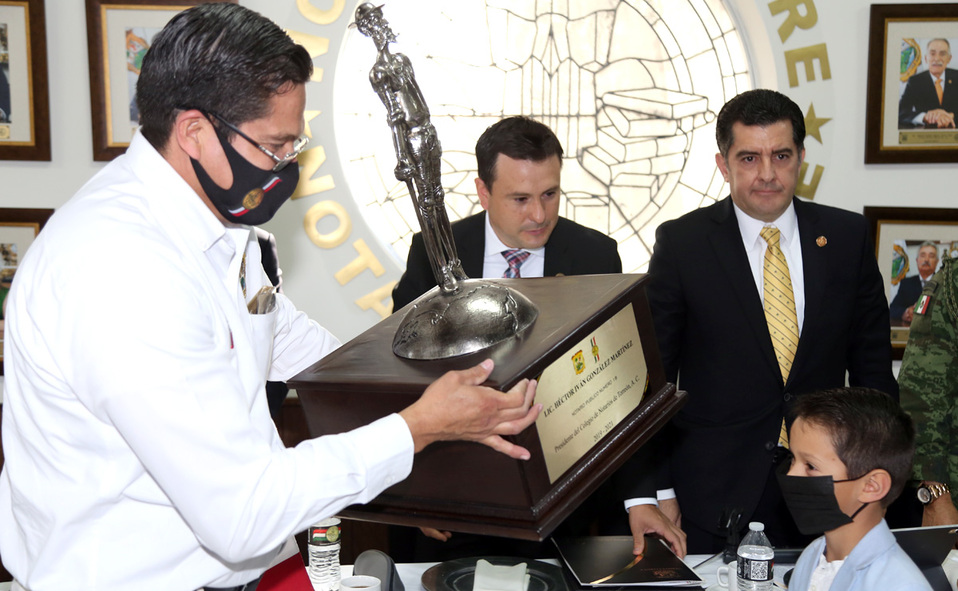 Reconocen la labor de Héctor Iván González Martínez