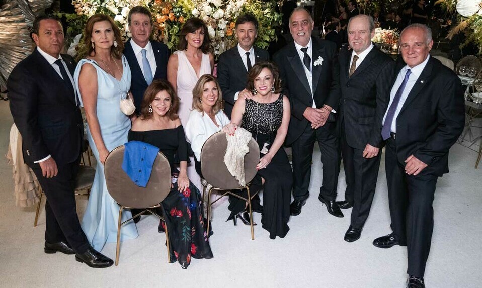 Talis Hauser de Martínez y Ricardo Martínez junto a un grupo de amigos / Fotos: Mino Mora