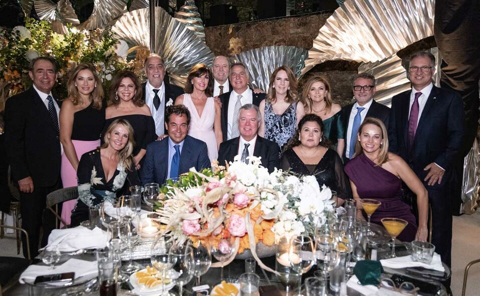 Talis Hauser de Martínez y Ricardo Martínez junto a un grupo de amigos / Fotos: Mino Mora