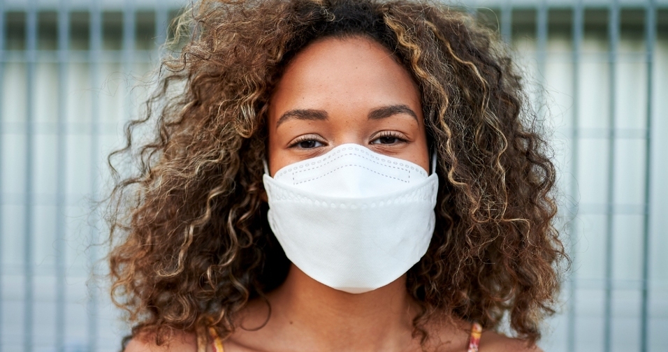 Cubrebocas y covid-19: Acciones que contaminan tu mascarilla (Fotog. Getty images)