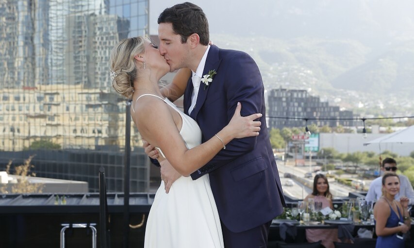Con un beso sellaron su compromiso. FOTO: DANIEL SALDÍVAR