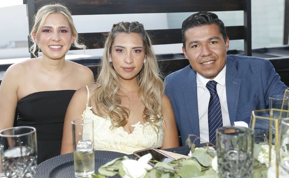 Cristina Garza, Paulina Garza y Marlon Bustillo. FOTO: DANIEL SALDÍVAR