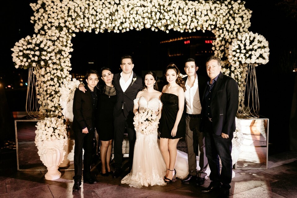 Los ahora esposos con la familia de Ramiro. FOTO: RICHARD BOTELLO