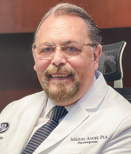 Miguel Pla licenciado en Psicología y profesionista con más de 40 años de experiencia
