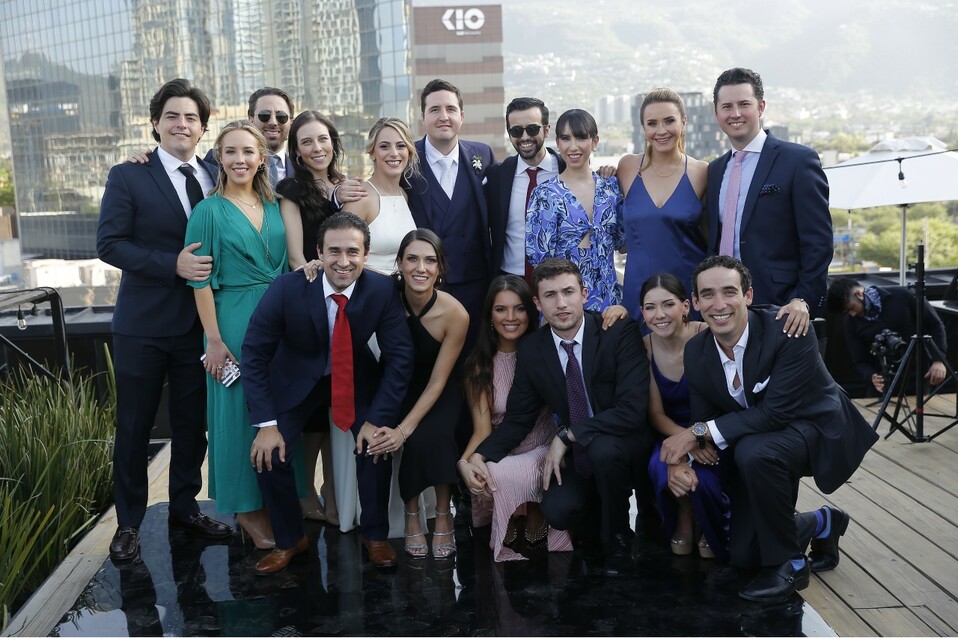 Los novios junto a un grupo de amigos. FOTO: DANIEL SALDÍVAR