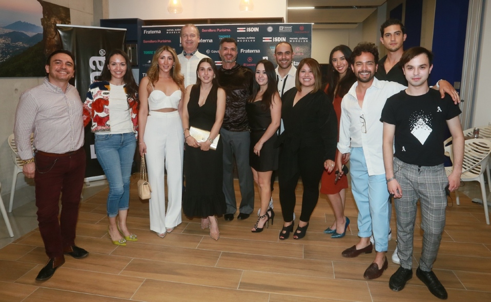 Rafa Zuñiga junto a sus diseñadores / Foto: Omar Valdez