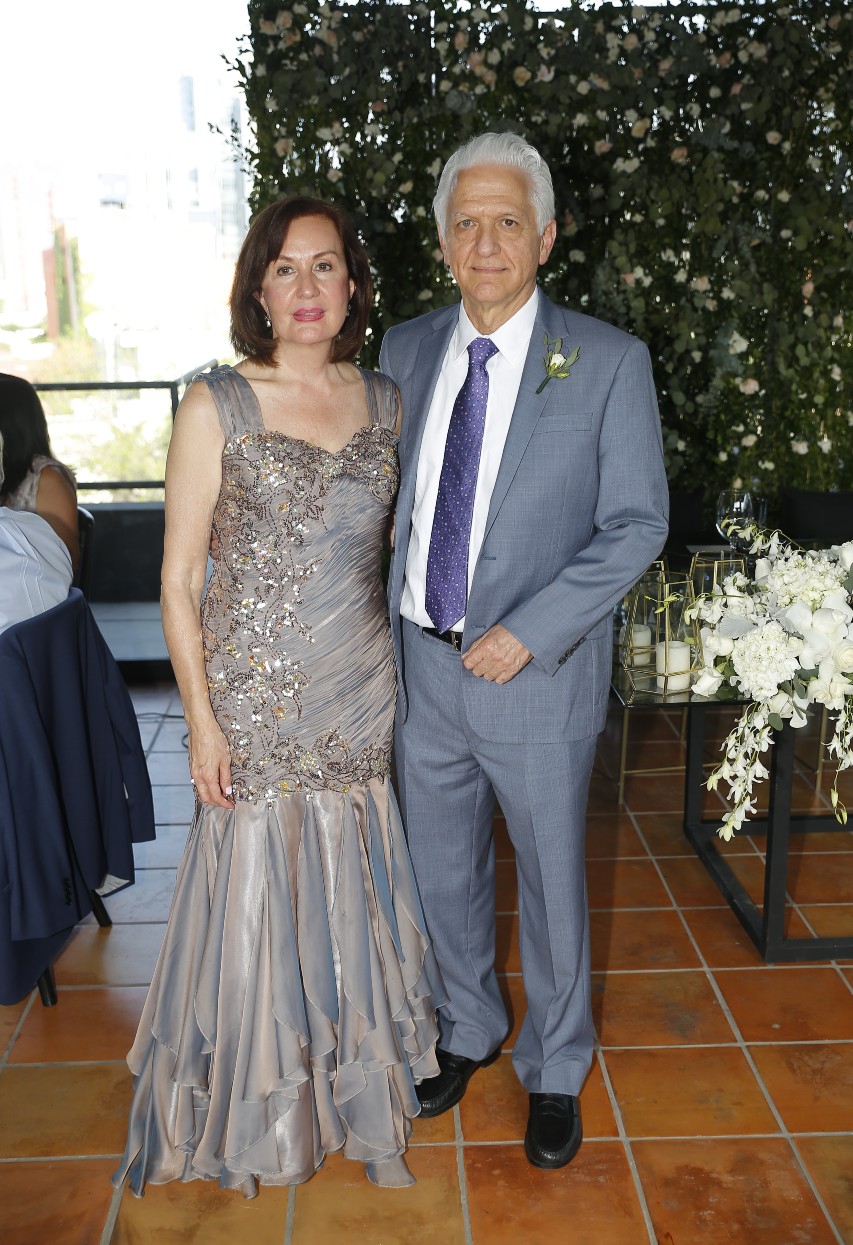 Rosa Elia Garza de Bremer y Bernardo Bremer, papás del novio. FOTO: DANIEL SALDÍVAR