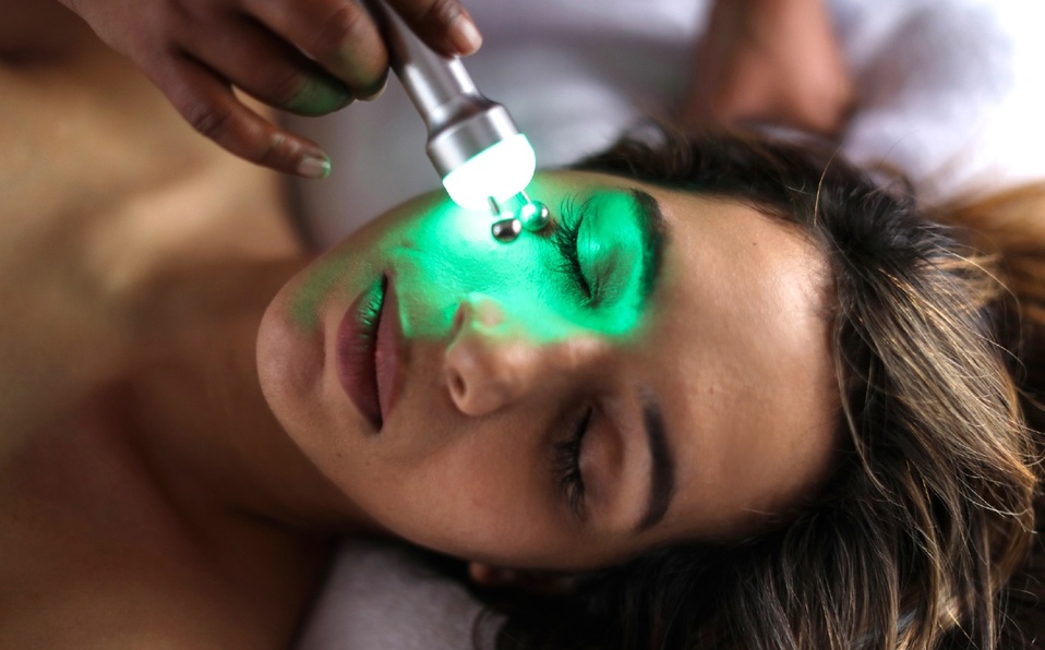 La terapia de luz verde reduce la frecuencia e intensidad de los dolores de cabeza (Foto: Getty Images).