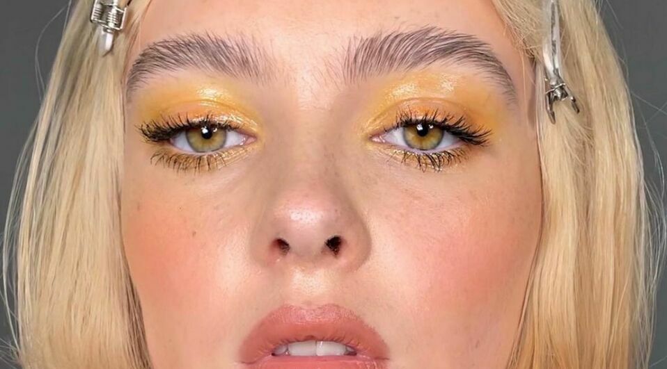 Glossy eyes, la tendencia de maquillaje que te hace poner gloss en tus párpados. / FOTO: @