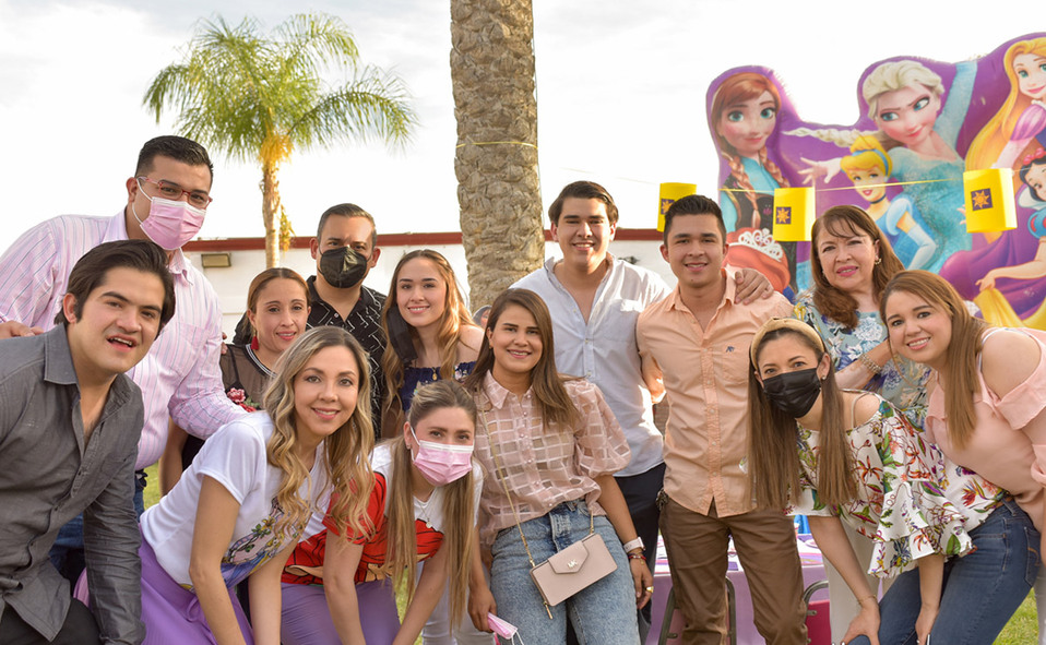 Mayito, Alejandro, Liliana, Diana, Ana Luisa, Édgar, Sara, Anita, David, Sebastián, Valeria, Laura y Sandy