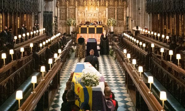El ataúd se lleva al quire durante el funeral