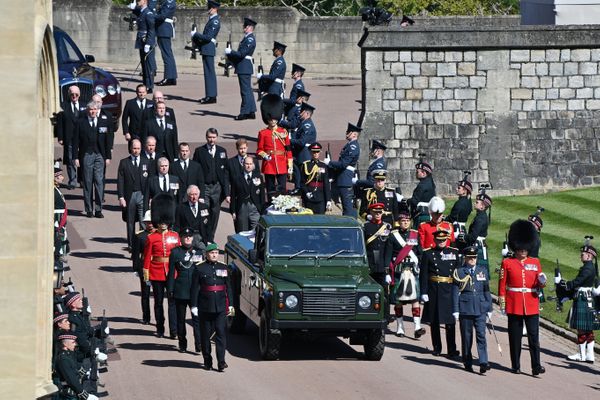 Los miembros de la familia real siguen el ataúd del duque de Edimburgo antes de su funeral el sábado