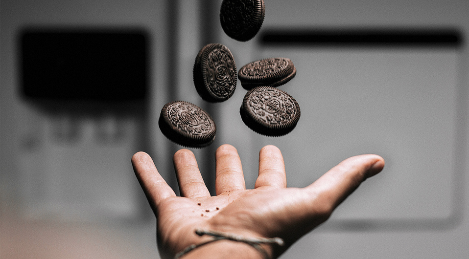 Además de las galletas Oreo, solo necesitarás otros dos ingredientes. Fotografía de Shayan Izadi / Unsplash