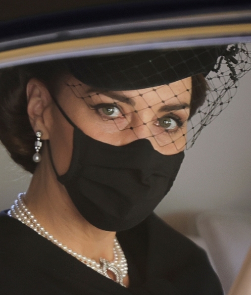 Kate Middleton le rinde tributo a la Reina y a Lady Di en el funeral de Felipe (Foto: Reuters)