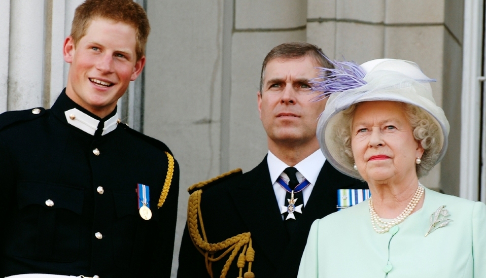 La Reina rompe tradición para no humillar a Harry en el funeral de Felipe (Foto: Getty Images)