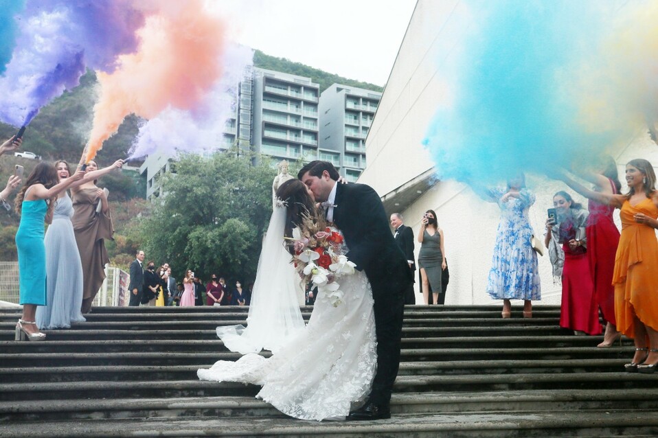 Con un beso, la pareja selló su compromiso. FOTO: OMAR VALDEZ