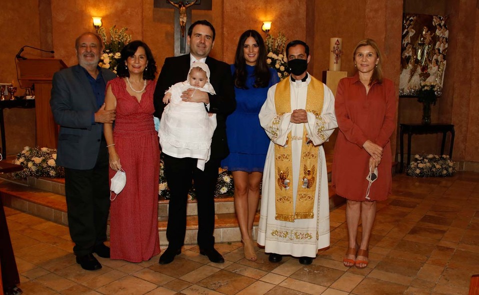 Carlos Tamborrel, Sylvia Maciel de Tamborrel, Armando Parra, Lucía, Mariana Tamborrel, Sacerdote Noel Lozano y Sylvia Tamborrel / Fotos: Antonio Mirel