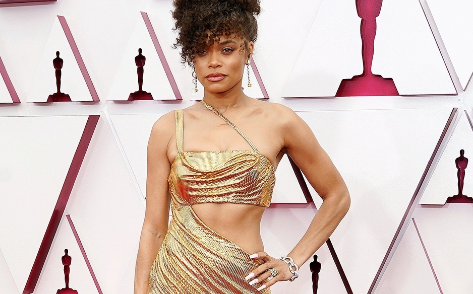 Andra Day lució un vestido dorado de Vera Wang para la entrega de los Premios Oscar 2021.