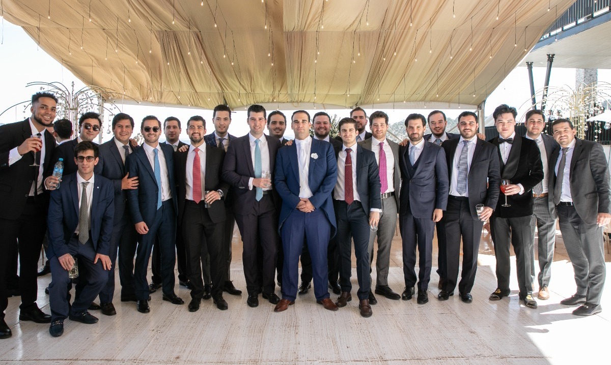 El novio con un grupo de amigos / Foto: Ale Ramírez Photography