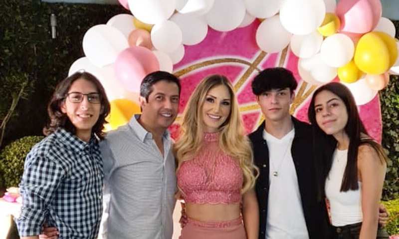 Roberto Palomino Rivas, Roberto Palomino Alarcón, Ale Sawyer, Emilio Palomino y Dany Vargas