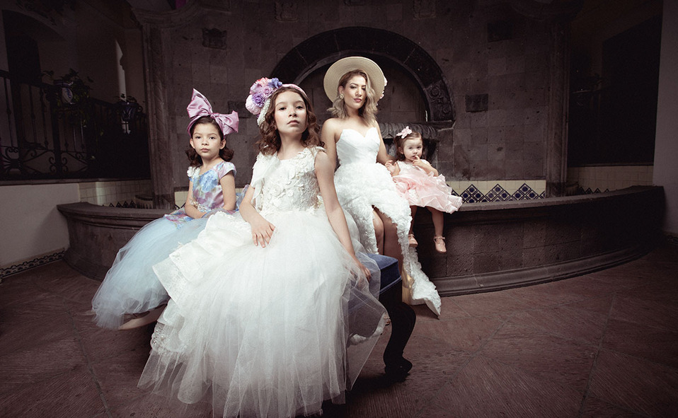 La beauty blogger, Nelly Potenciano posa junta a Helena, Carol y Mía Sánchez de León, sus hijas, para el Día del Niño (Fotos: Edgar Tescum)