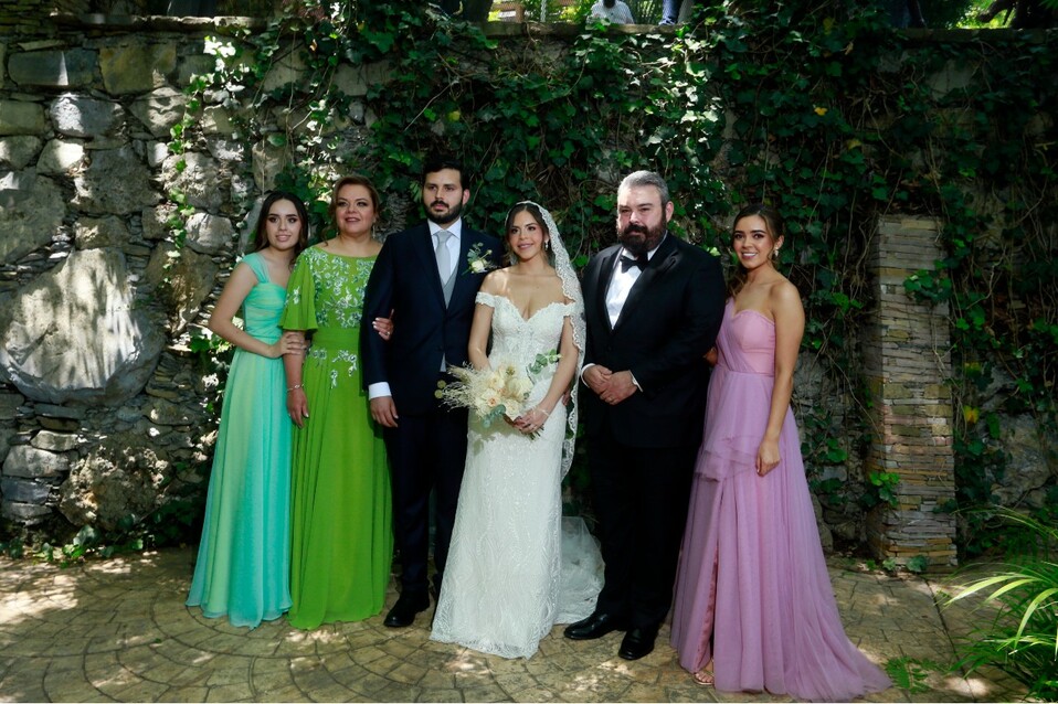 Cecilia García, Gloria Elena Martínez de García, Mario Alfredo García, Rousse Villarreal, Mario García y Catalina García. FOTO: OMAR VALDEZ