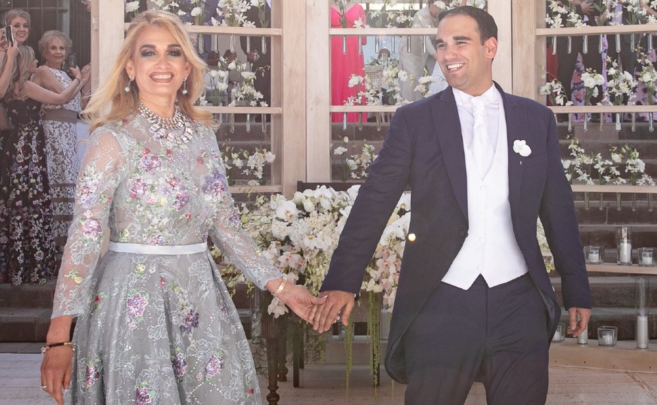 El novio junto a su mamá Karina Charur de Tancredi / Foto: Ale Ramírez Photography