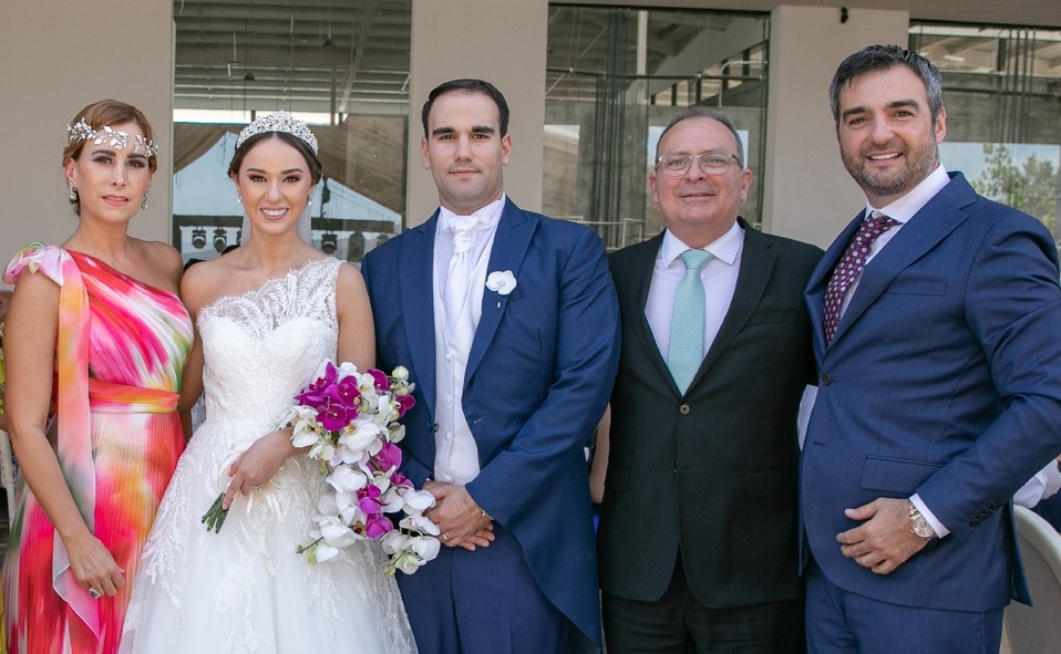 Graciela Tancredi de Flores, los novios, Humberto Flores y Miguel Ángel  Cagnasso / Foto: Ale Ramírez Photography