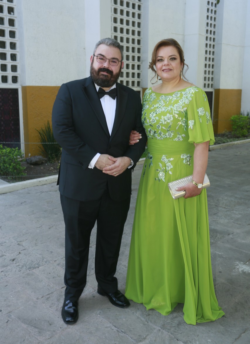 Mario García y Gloria Elena Martínez de García, papás del novio. FOTO: OMAR VALDEZ