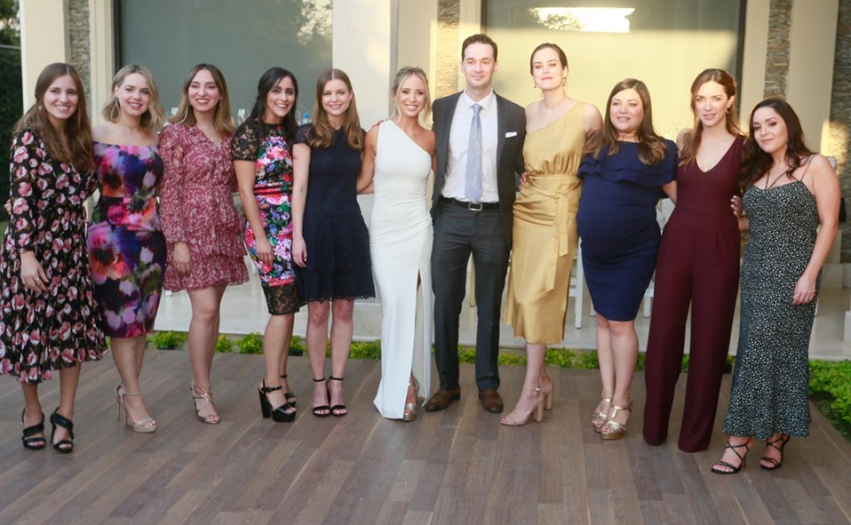 Los novios junto a un grupo de amigas / Fotos: Omar Valdez