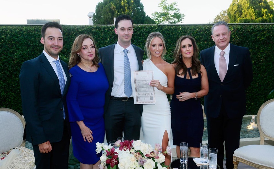 Los recién casados después de firmar su acta de matrimonio civil / Fotos: Omar Valdez