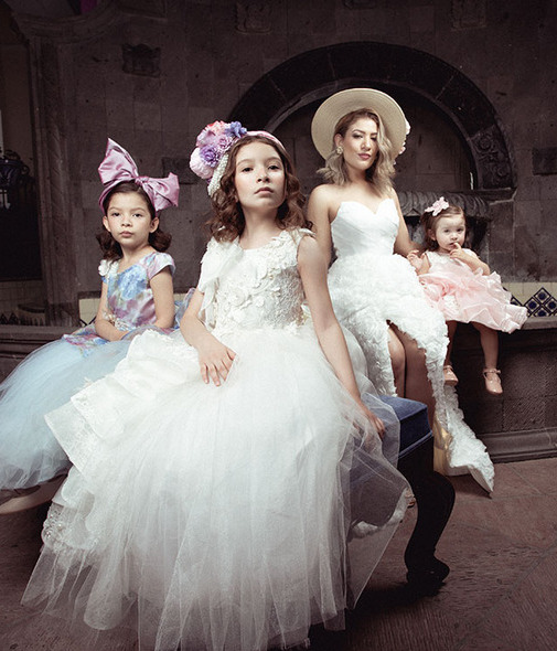 La beauty blogger, Nelly Potenciano posa junta a Helena, Carol y Mía Sánchez de León, sus hijas, para el Día del Niño (Fotos: Edgar Tescum)