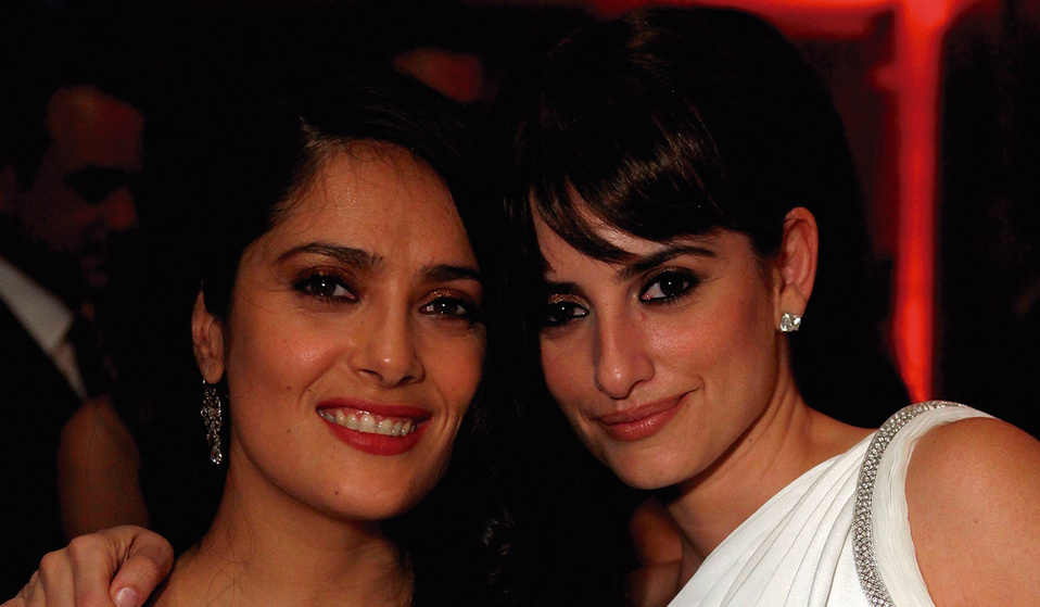 Salma Hayek celebra cumpleaños de Penélope Cruz en traje de baño