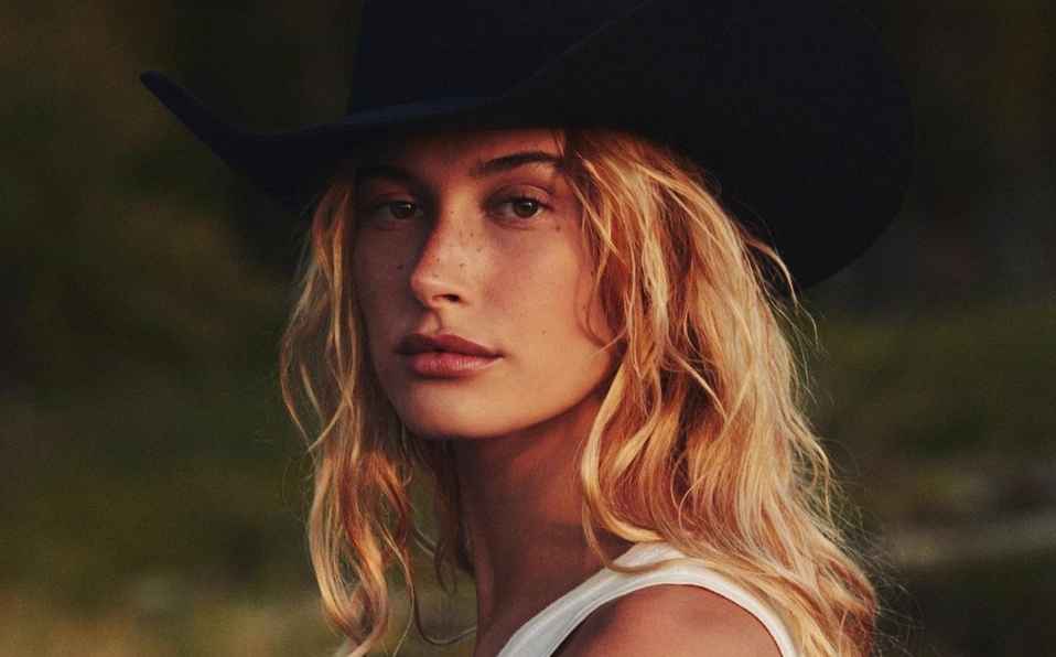 Hailey Bieber y el bikini rosa con el que recibió mayo (Foto: Instagram)
