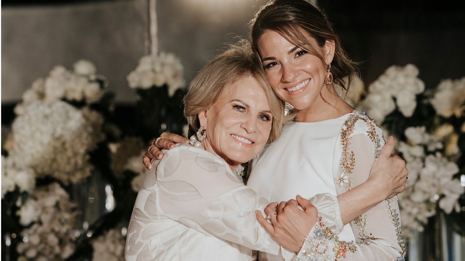 Vivi Muñoz junto a su abuelita Tere de Gómez Junco / Foto: Paola Tassinari Photography