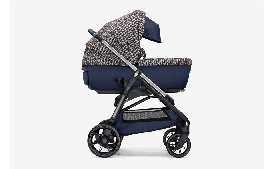 Una carriola es un accesorio básico para una nueva mamá, y qué mejor que darle todo el lujo de Dior 99,957 MXN
