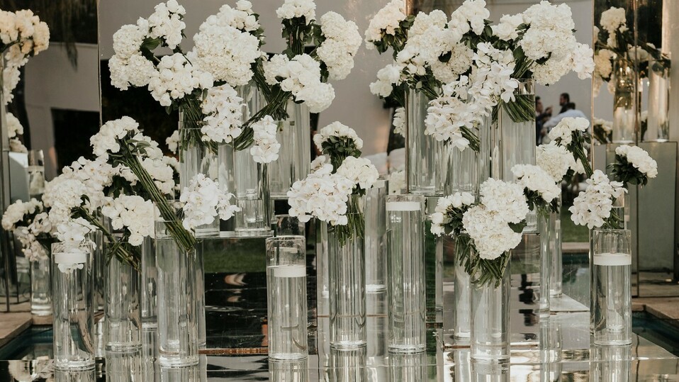 Cientos de flores lucieron en la ceremonia / Foto: Paola Tassinari Photography