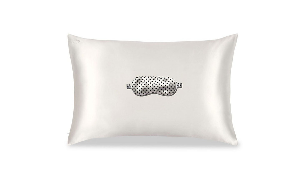 Dormir sobre una almohada con cubierta de satín es ideal para evitar las arrugas y el maltrato del cabello. Slip 2,635 MXN