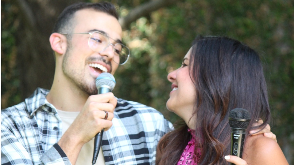 Emiliano Cuesta le cantó a su mamá / Foto: Verónica Garza