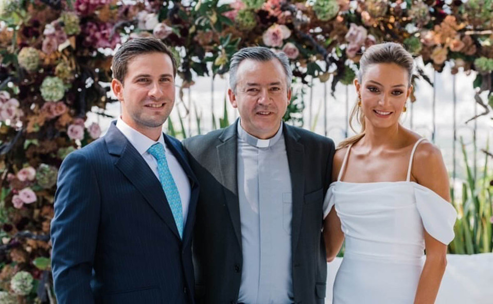 Los novios junto al padre Javier De  la Torre / Foto: José Luis Rodríguez