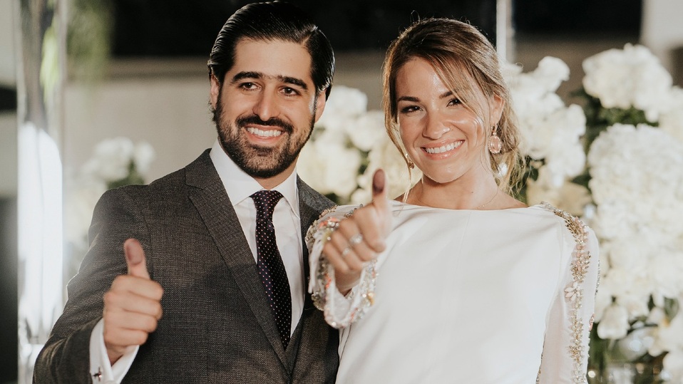 Vivi Muñoz y Jorge Papadimitriou al terminar su ceremonia civil / Foto: Paola Tassinari Photography