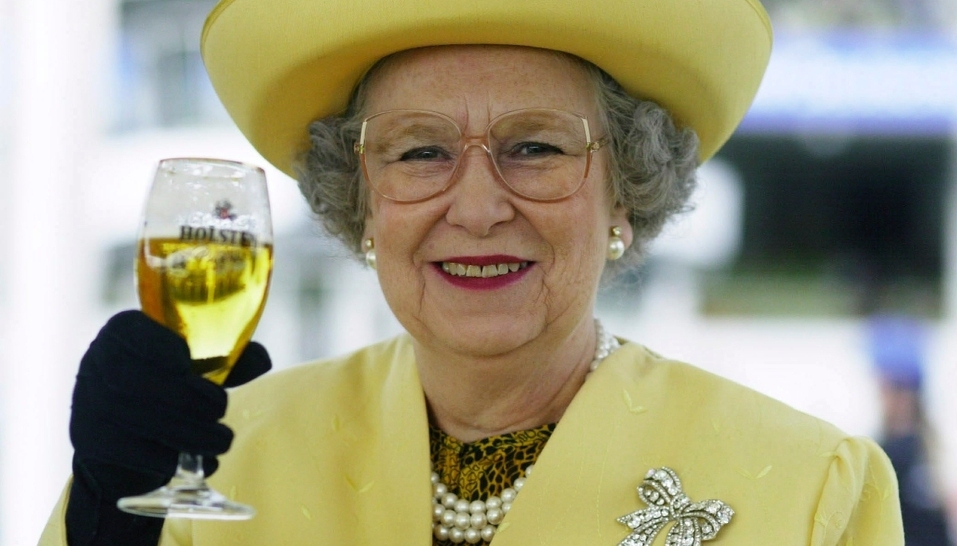 La Reina Isabel lanza su propia cerveza ¡la bebida favorita de Felipe! (Foto: Getty Images)