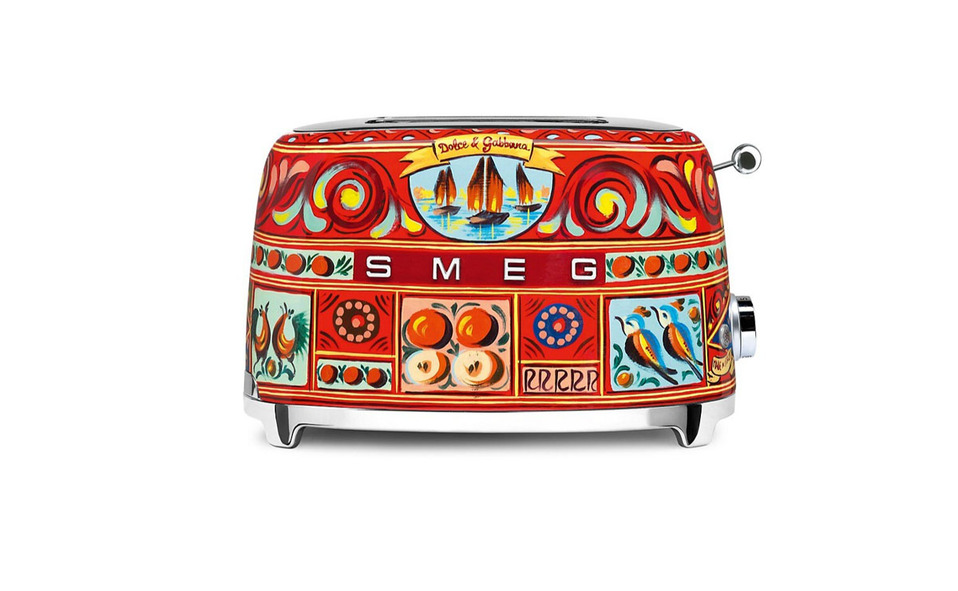 Este tostador de SMEG en colaboración con Dolce & Gabbana hará su cocina ¡la más top de todas! 14,040 MXN